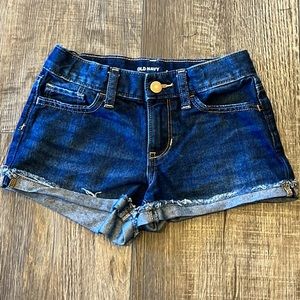 Old navy jean shorts dark wash Frayed Hem. Size 8. Like New. Adjustable Waist.
